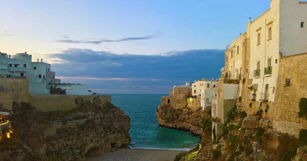 Gafe em Polignano a Mare: tradução convida a 'fazer um banho' em dia de chuva e cartaz vira meme