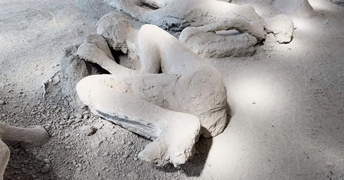 Pompeia: calco do Orto dei Fuggiaschi revela provável médico com instrumentos do Vesúvio