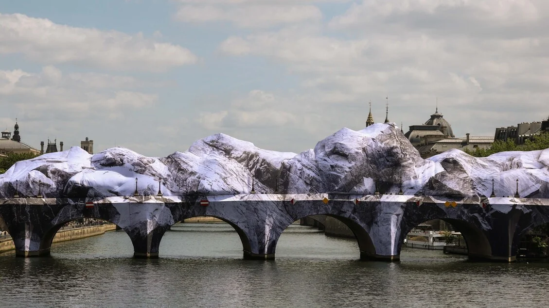 Pont Neuf se transforma em imensa caverna inflável: a obra sensorial de JR em Paris