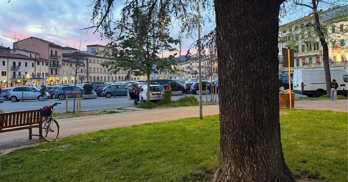 Prato: jovem de 23 anos é esfaqueado no peito ao defender colega na Piazza Mercatale