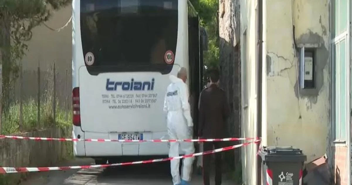 Preso em bar homem que atacou ex-mulher a marteladas em ônibus de Stroncone; vítima segue gravíssima