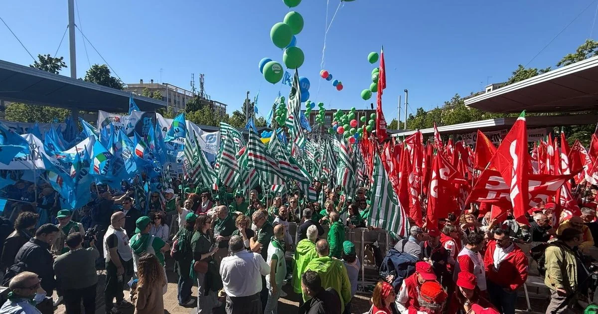 Primeiro de Maio em Marghera: Cgil, Cisl e Uil destacam 'lavoro dignitoso' entre desafios da IA; tensões em Turim