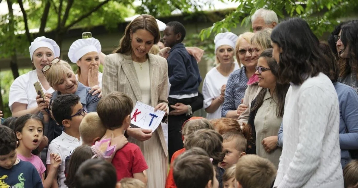 Princesa Kate em Reggio Emilia: blazer risca-de-giz e saia plissada em encontro com crianças