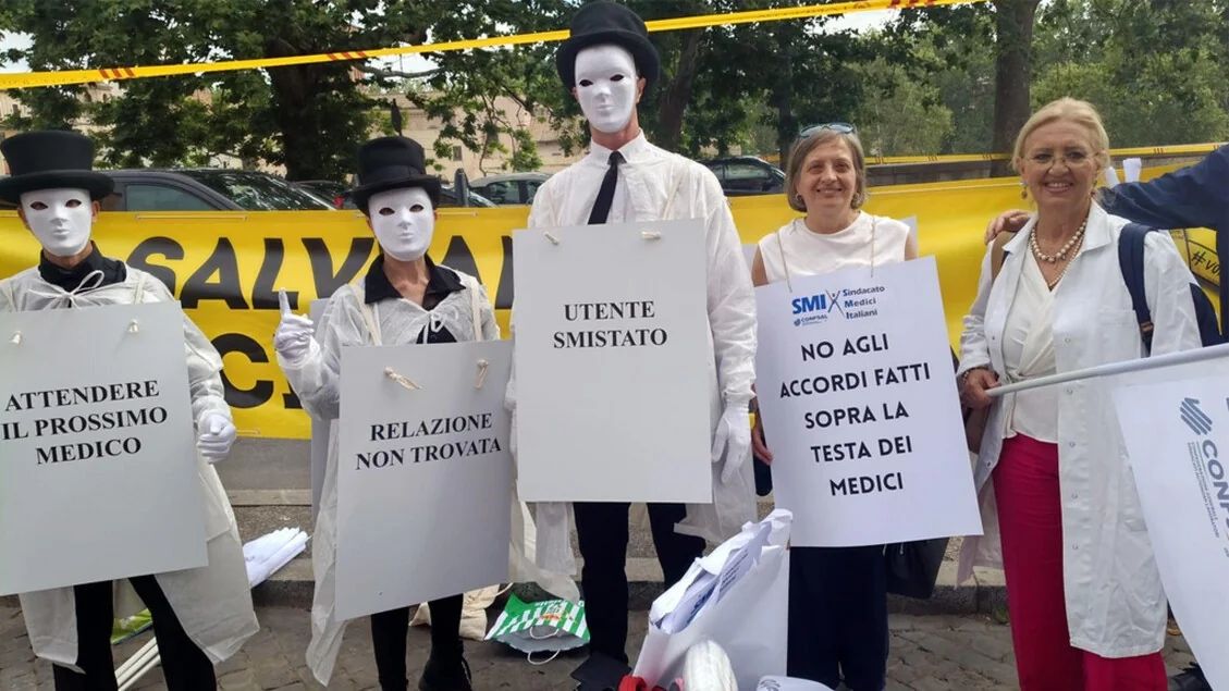 Protesto com mímicos e atores em Roma: médicos de família dizem não à reforma que transforma cuidado em função