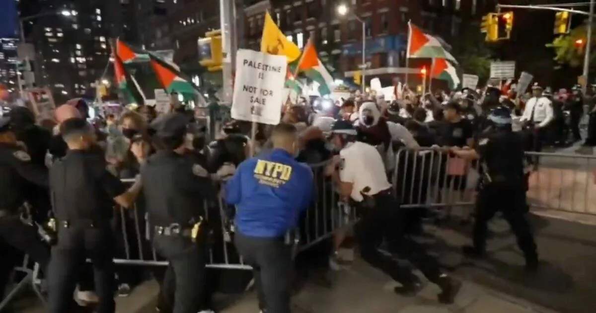 Protestos em Nova York contra evento que anunciava venda de imóveis na Cisjordânia geram confrontos