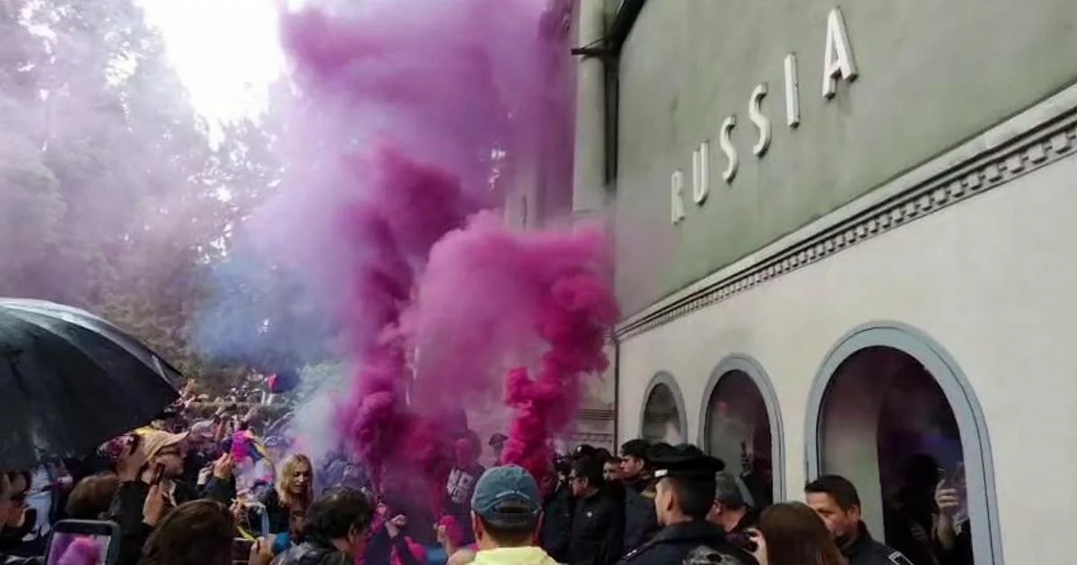 Pussy Riot protesta em Veneza contra o pavilhão de Moscou; ministro Giuli confirma ida à Biennale