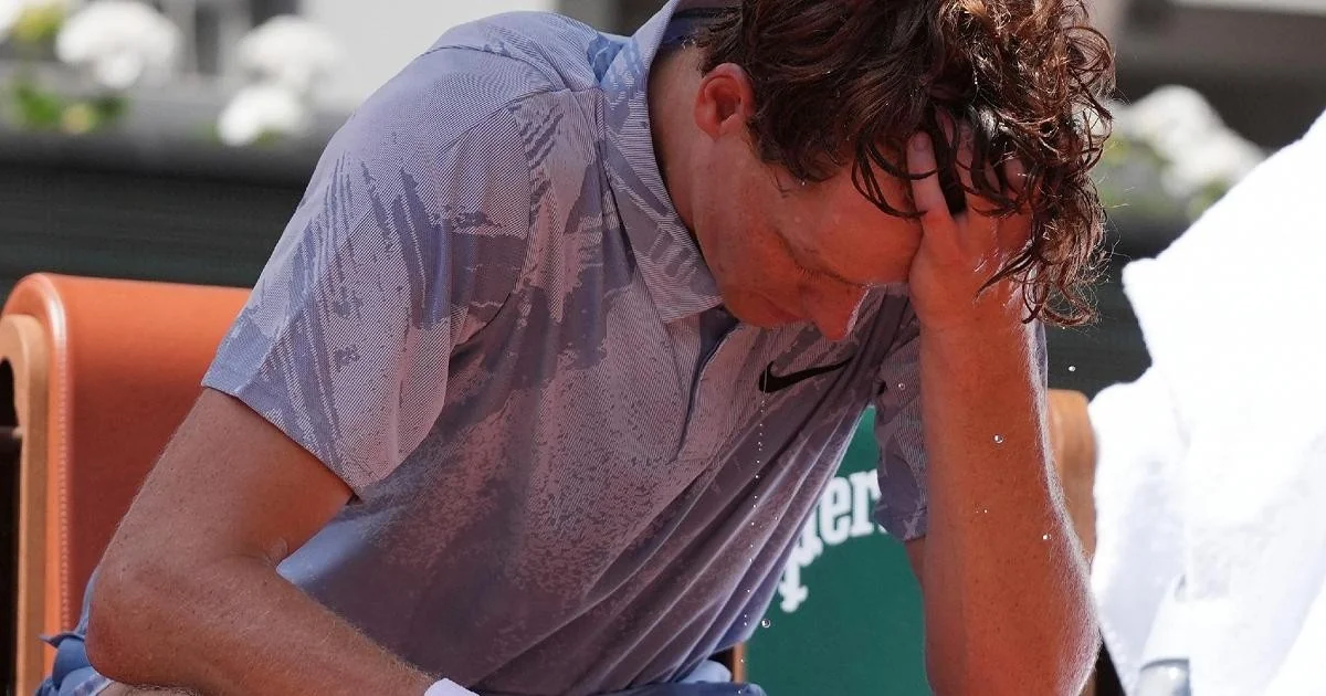 Por que a queda de Jannik Sinner no Roland-Garros? Calor, umidade e a carga de fadiga acumulada