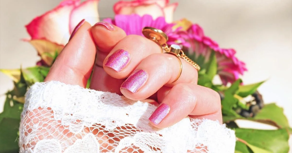 Regulamento UE muda cosméticos a partir de 1º de maio: o que muda em esmaltes, perfumes e shampoos