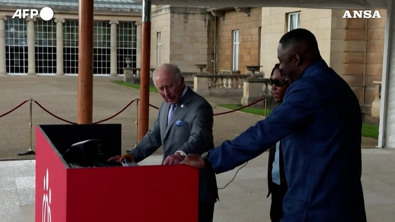 Rei Carlos III assume a cabine de DJ em garden party de 4.000 convidados no Buckingham Palace