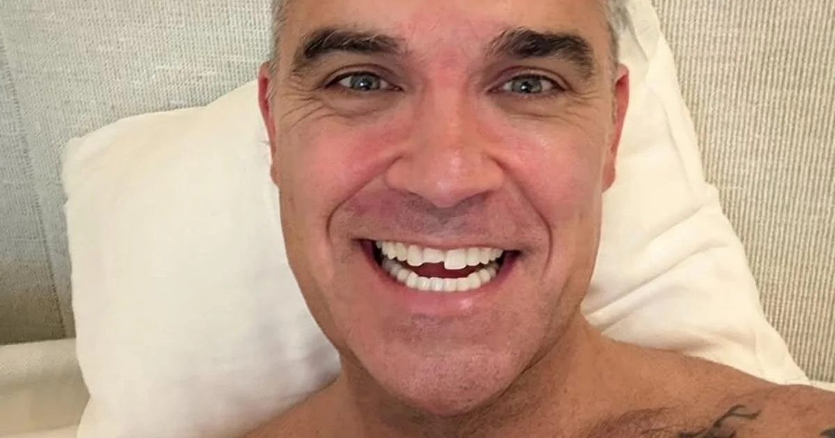 Robbie Williams perde meio dente ao escovar e transforma imprevisto em gag: 'Parecia Scemo & più scemo'