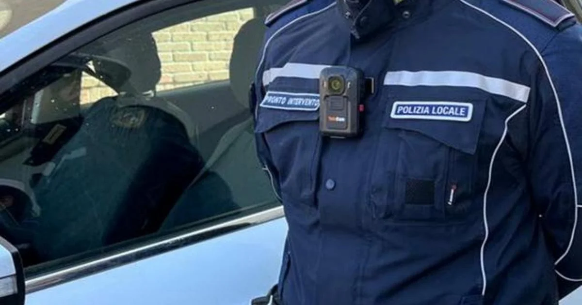 Roma: mãe denunciada por deixar duas crianças sozinhas em carro ao sol perto da via del Corso