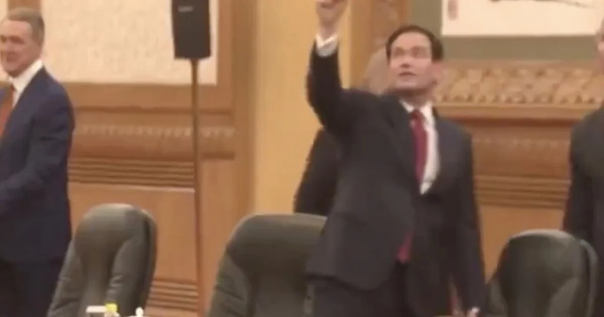 Marco Rubio fascinado pelo teto da Grande Sala do Povo em Pequim vira meme