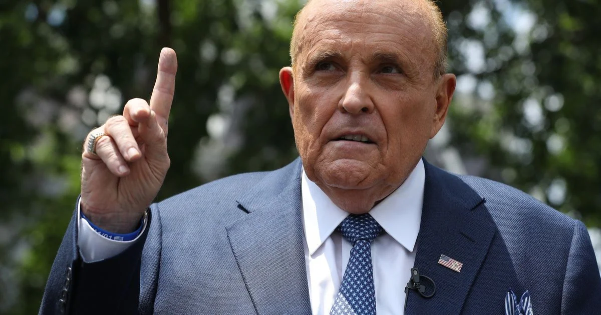 Rudy Giuliani hospitalizado em estado grave; Trump culpa democratas e o exalta