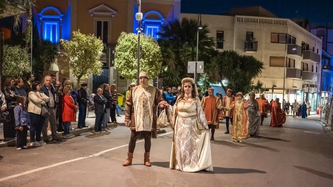 Rutigliano celebra o Corteo Storico de San Nicola: tradição, cor e devoção na noite de 9 de maio