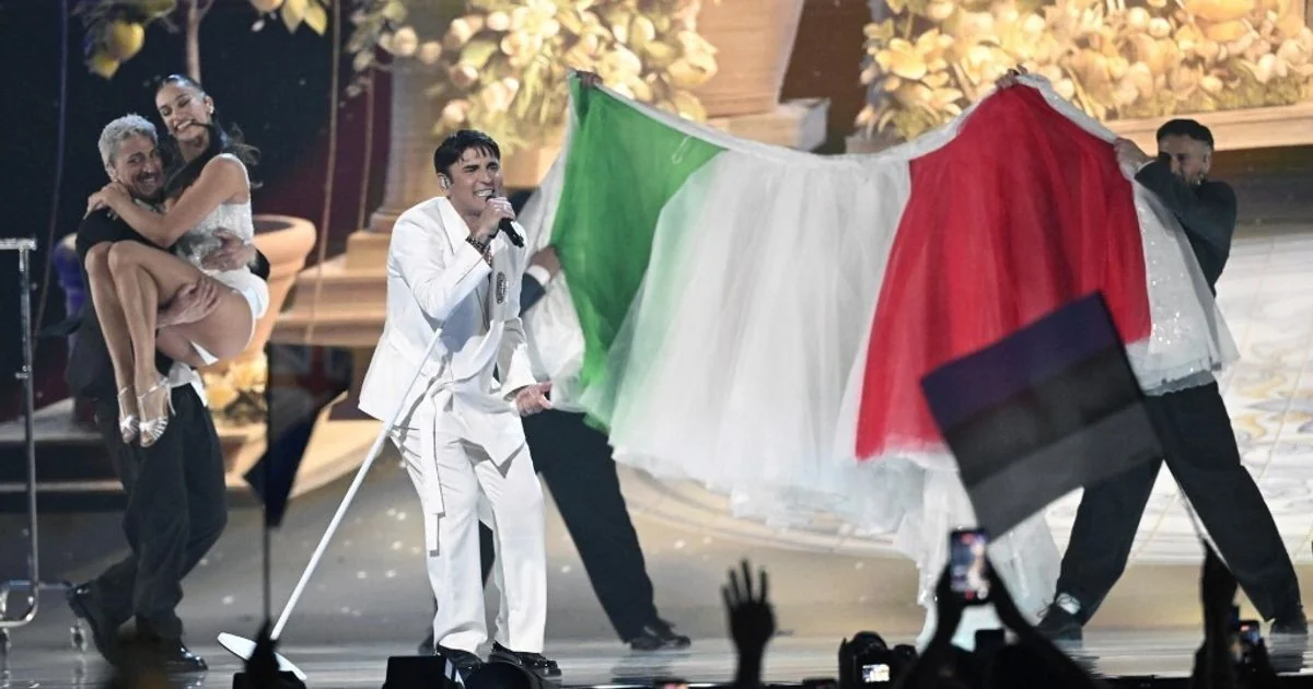 Sal Da Vinci ilumina a primeira semifinal do Eurovision em Viena com 'Per sempre sì' e um toque tricolor