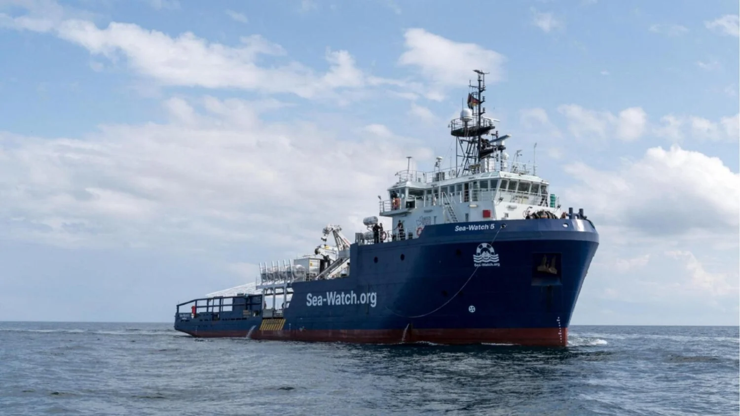 Sea-Watch 5 salva 90 migrantes e é atacada por milícias líbias em águas internacionais