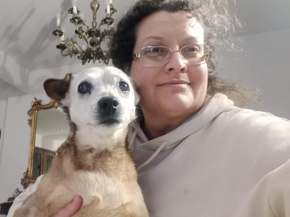 A segunda vida de Kikka: a cadelinha de 15 anos adotada após a morte do dono encontra um novo lar em Roma