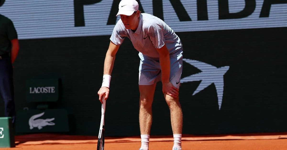 Sinner desaba em Paris: de favorito a eliminado no Roland Garros após mal-estar em quadra