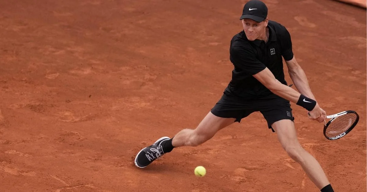 Sinner supera a exaustão e a chuva, vence Medvedev e vai à final em Roma contra Ruud