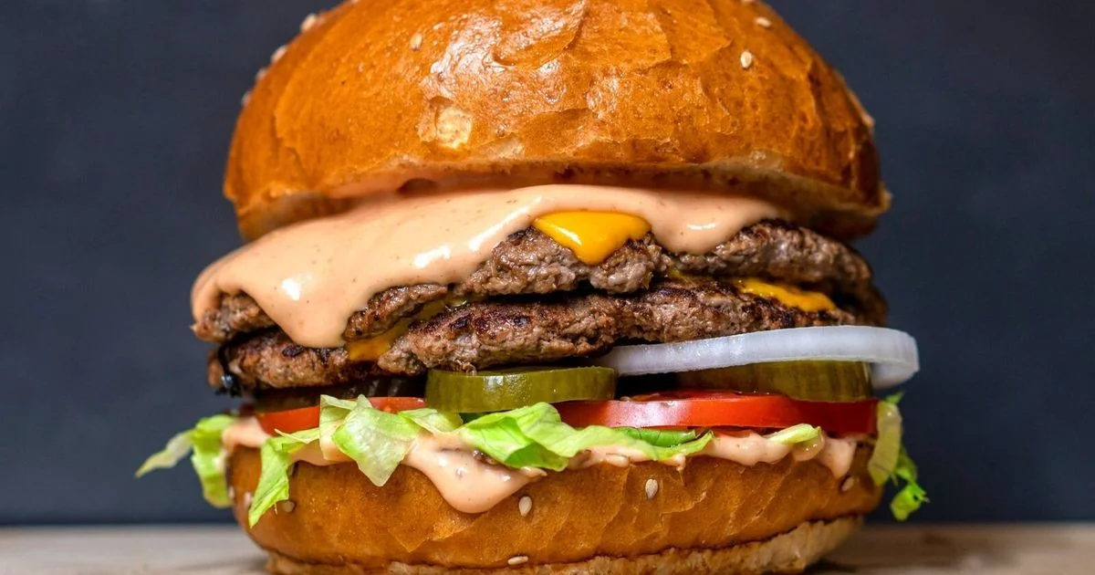 Smash burger domina o cardápio em 2026: guia prático e recomendações do chef Sergio Ferrarini