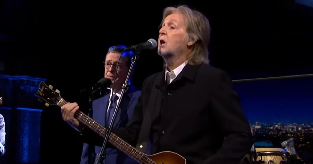 Stephen Colbert encerra seu Late Show com Paul McCartney cantando “Hello Goodbye” no Ed Sullivan Theater