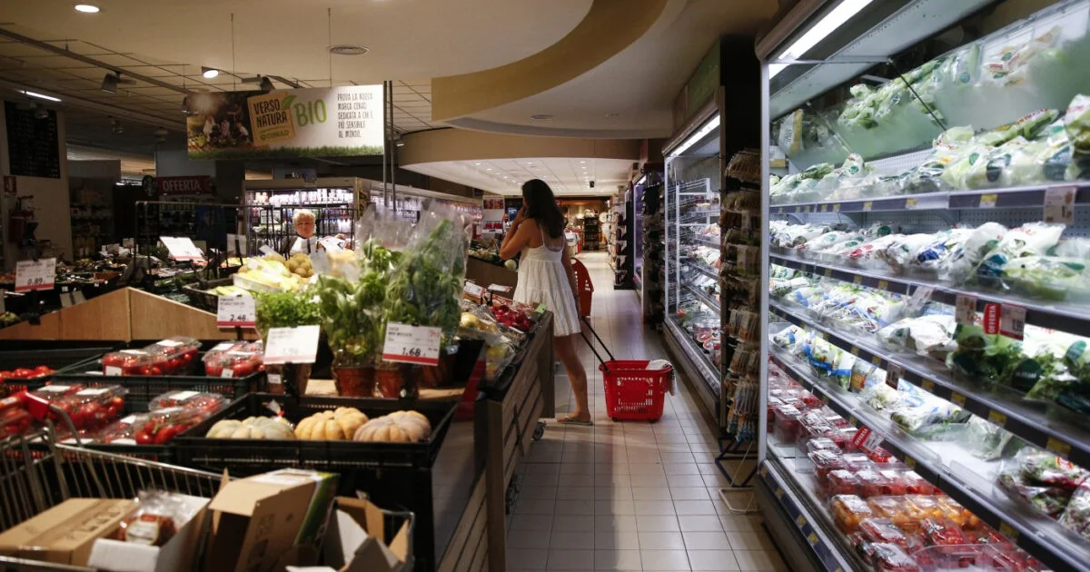 Surveillance pricing: como os **preços dinâmicos** com **dados pessoais** chegam aos supermercados
