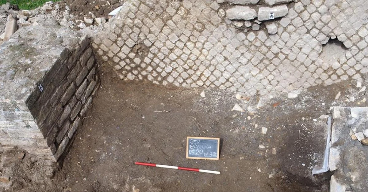 Em Tivoli, reaparece inscrição no Santuário de Hércules que confirma a basílica citada por Suetônio