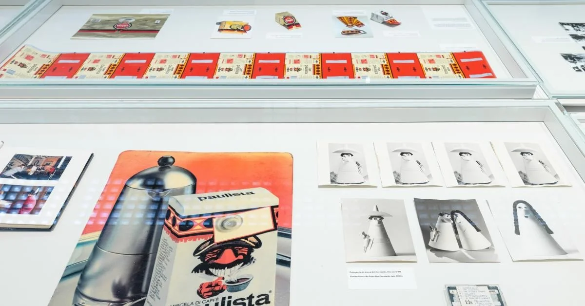 Na Triennale di Milano, acervo histórico da Lavazza revela o ritual coletivo do café com moka