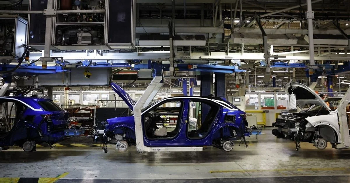 Trump anuncia tarifas de 25% sobre automóveis europeus e tensiona relação comercial com a UE