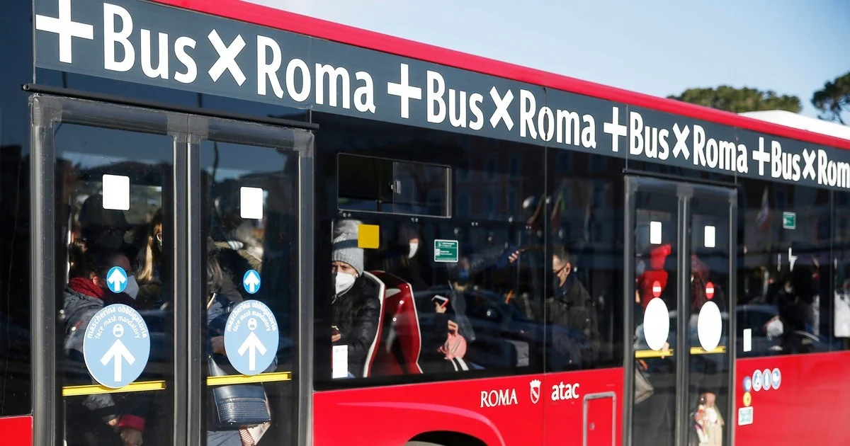 Turistas deslocam carro que bloqueava passagem do ônibus na Piazza San Clemente, em Roma