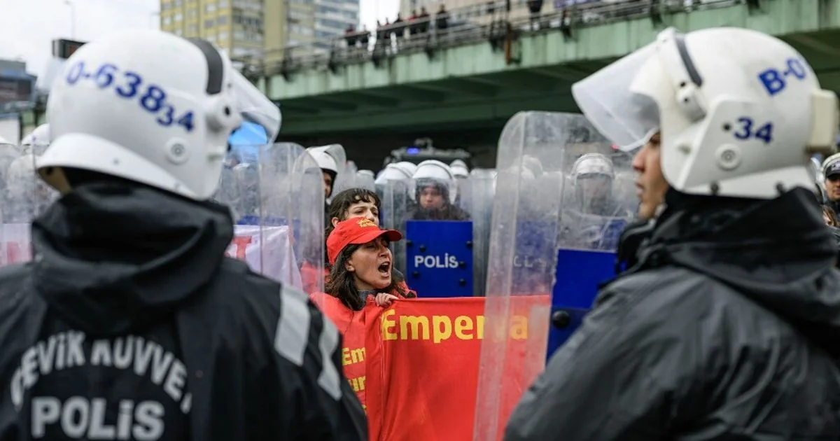 Turquia: ao menos 370 detenções e bloqueio de Taksim marcam 1º de Maio em Istambul