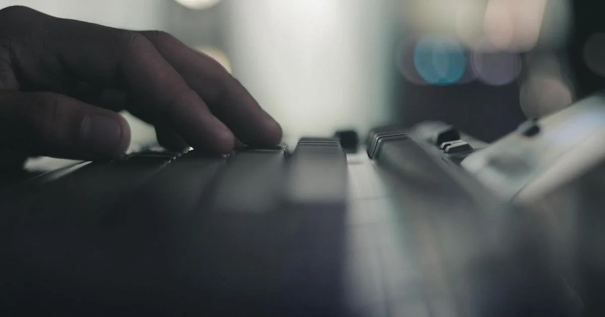 UE adia prazos do AI Act e proíbe deepfakes sexuais após caso Meloni