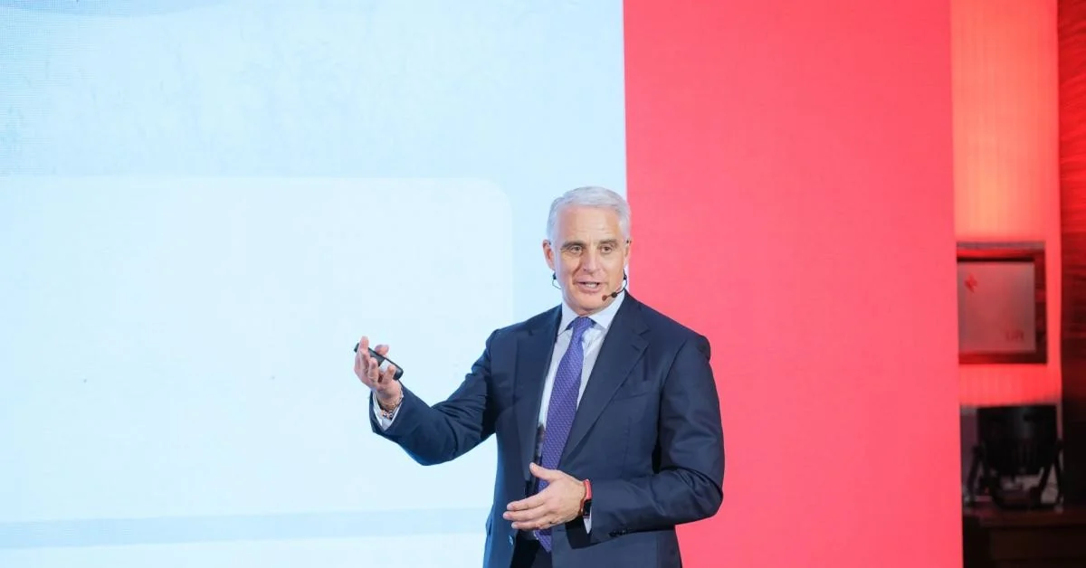 UniCredit acelera: lucro do 1º tri de 2026 sobe para €3,2 bi, receitas em €7,0 bi e resultado segurador em €2,5 bi