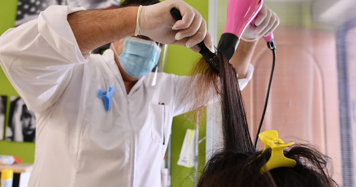 Vapores de tinturas e descolorações: novo estudo alerta para o risco químico entre cabeleireiros