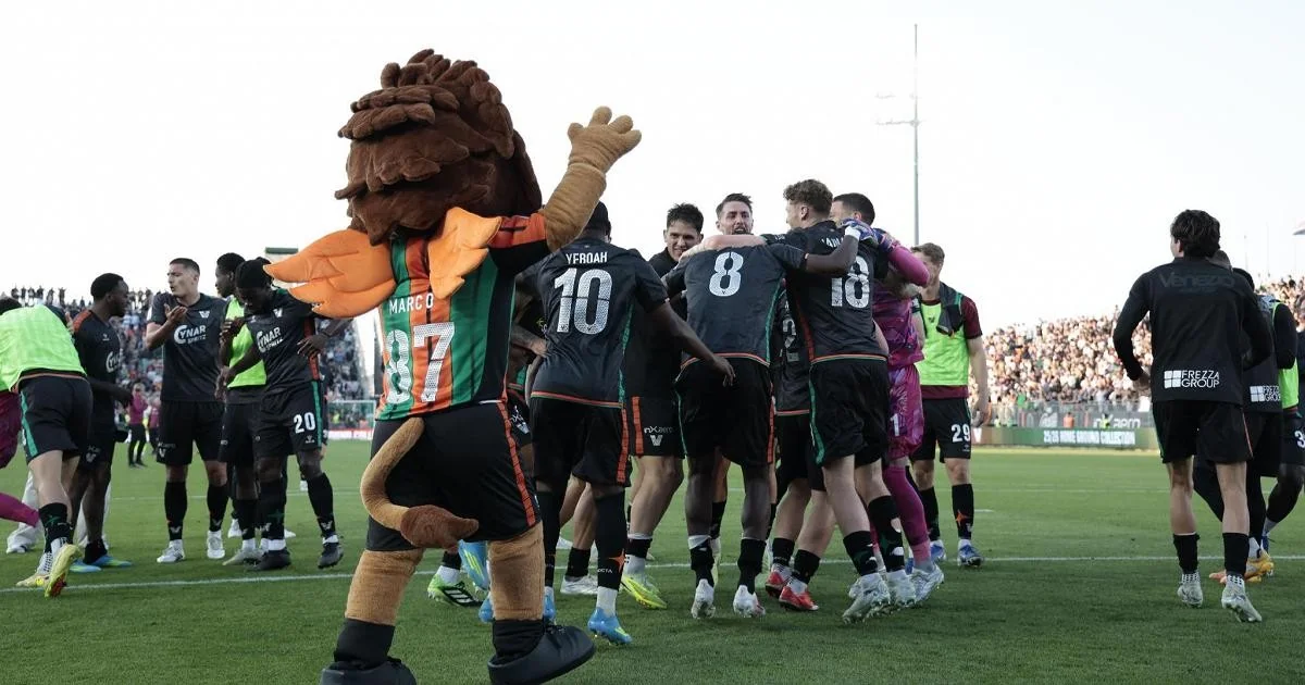 Venezia celebra: retorno à Serie A após empate heróico e revés do Monza