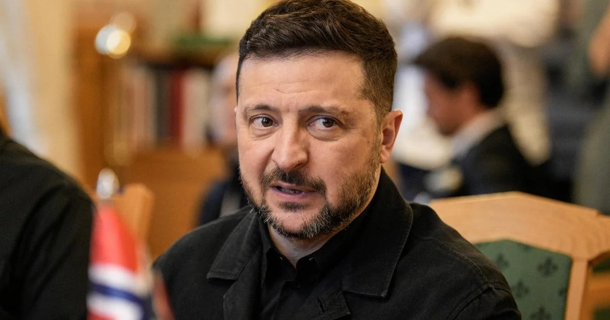 Zelensky afirma que ofensiva contra refinarias russas avança conforme plano