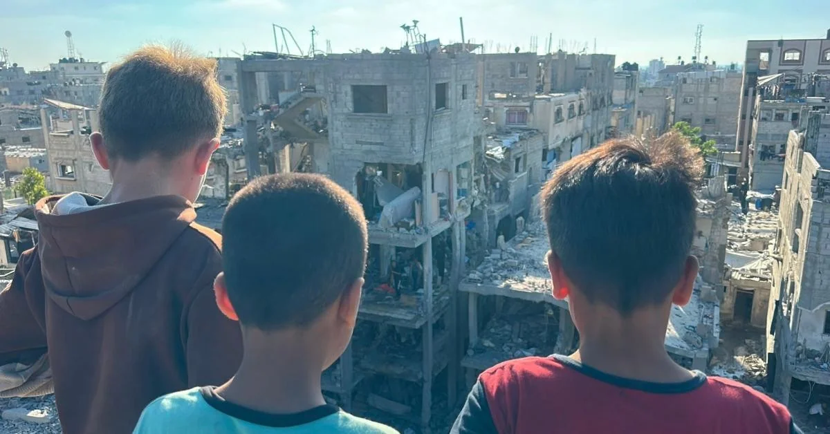 Al-Maghazi: ataque aéreo israelense destrói lares e desloca dezenas de famílias em Gaza