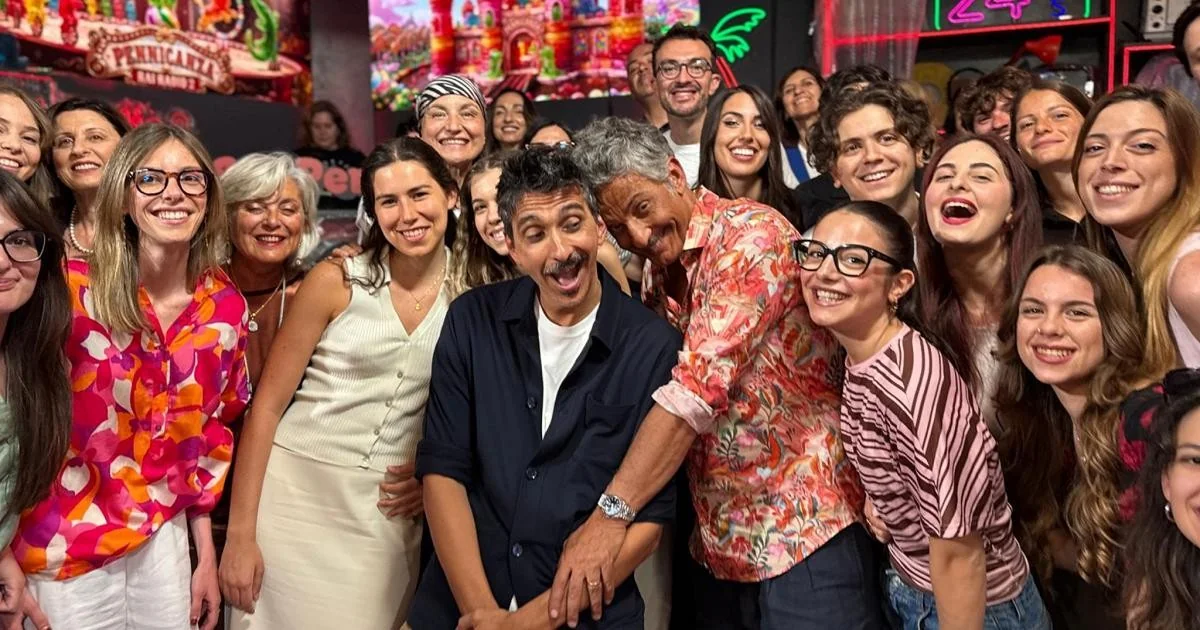 Amadeus volta à Rai como convidado especial em La Pennicanza: o anúncio de Fiorello e o eco cultural do retorno