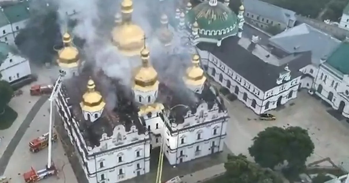 Ataque russo danifica a Catedral da Dormição em Kiev; Lavra das Cavernas atingida em ofensiva massiva