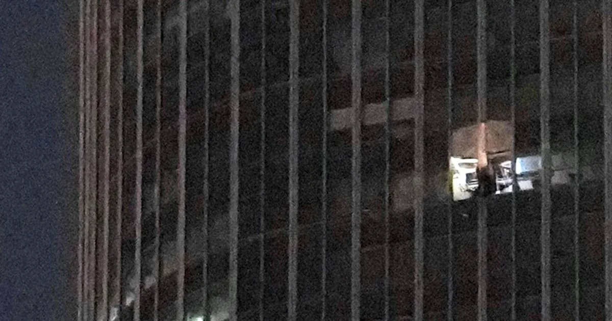 Avião leve colide com a Torre Citic em Pequim: piloto morre e 13 ficam feridos