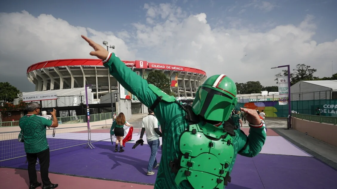 No Azteca, taça gigante da Copa do Mundo marca início da cerimônia de abertura