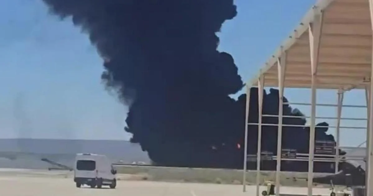 Bombardeiro B-52 cai após decolagem na base de Edwards, Califórnia; 8 mortos