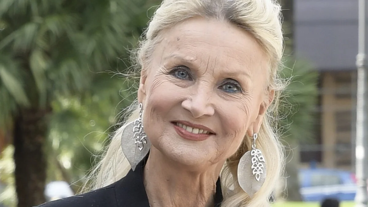 Barbara Bouchet critica "ac·canimento terapeutico" após morte da irmã e comenta carreira e episódios com Warren Beatty