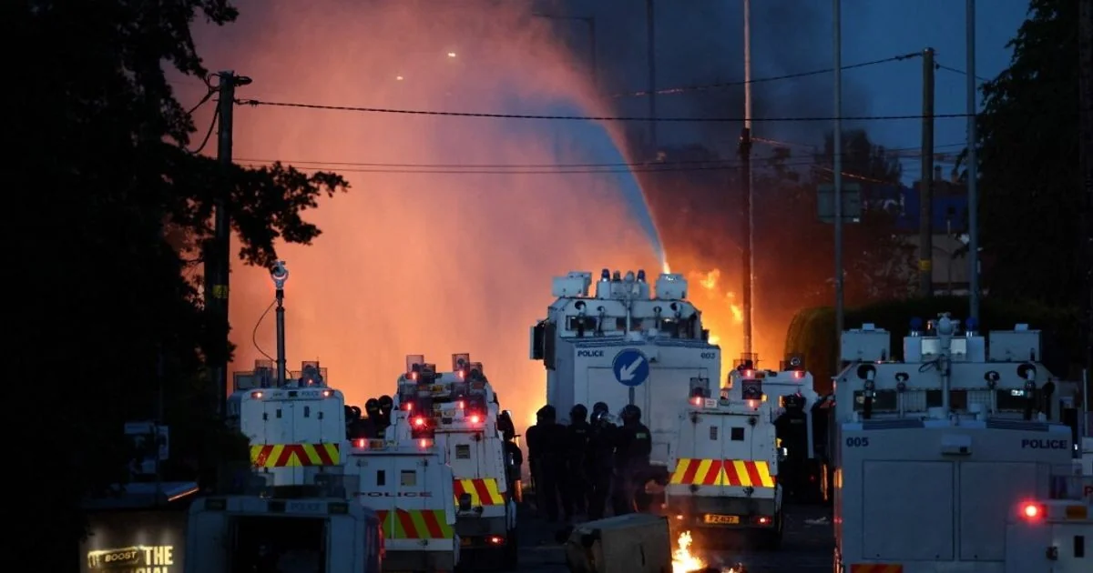 Belfast em choque: nova noite de violência e a cidade reduzida a um cenário fantasma