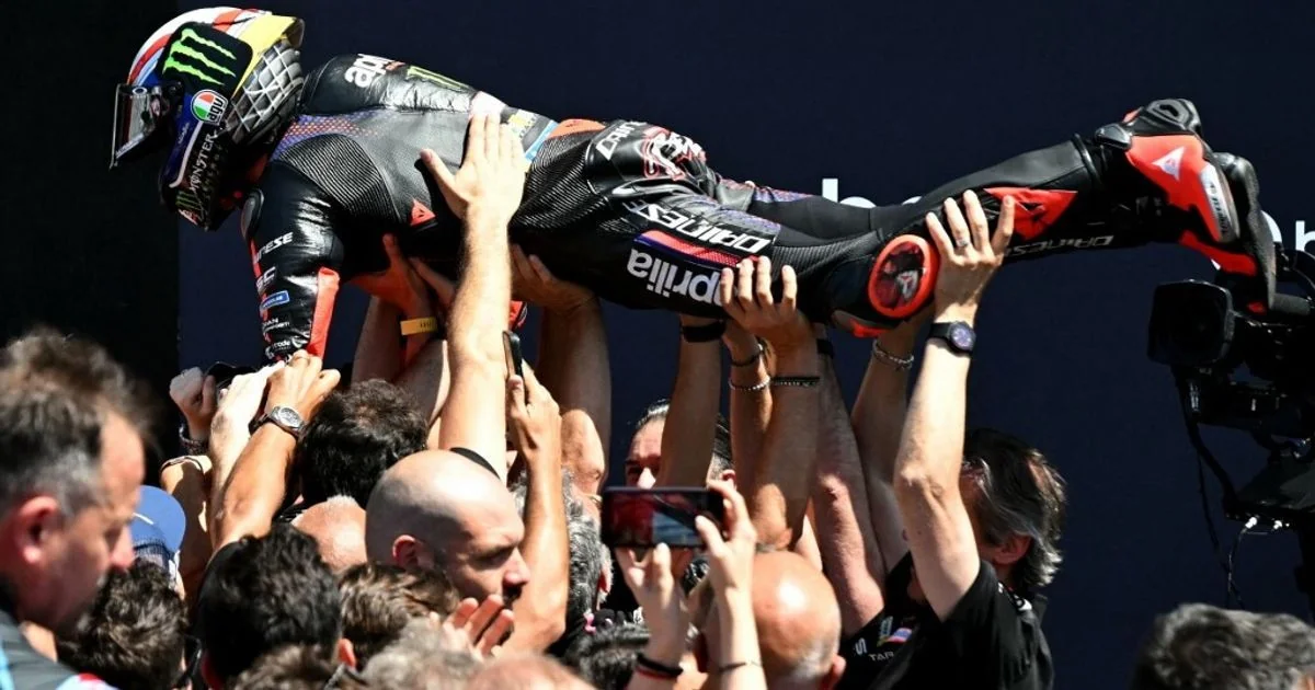 Bezzecchi vence no Mugello com capacete em homenagem a Zanardi e amplia liderança na MotoGP