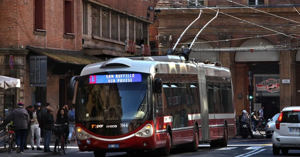 Bologna: motorista de ônibus é mordido na orelha por passageiro e agressor foge