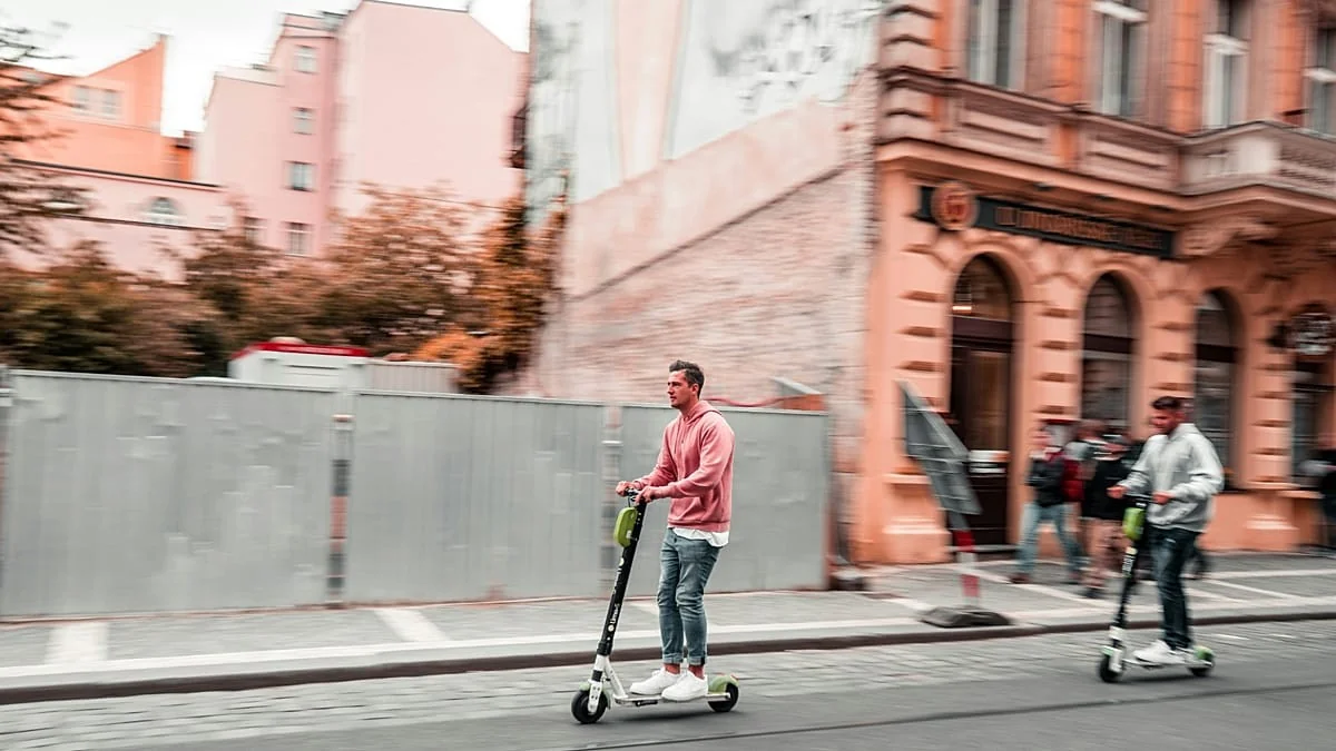 Bruxelas proíbe trotinetes partilhadas: fim das scooters de aluguel em 2027