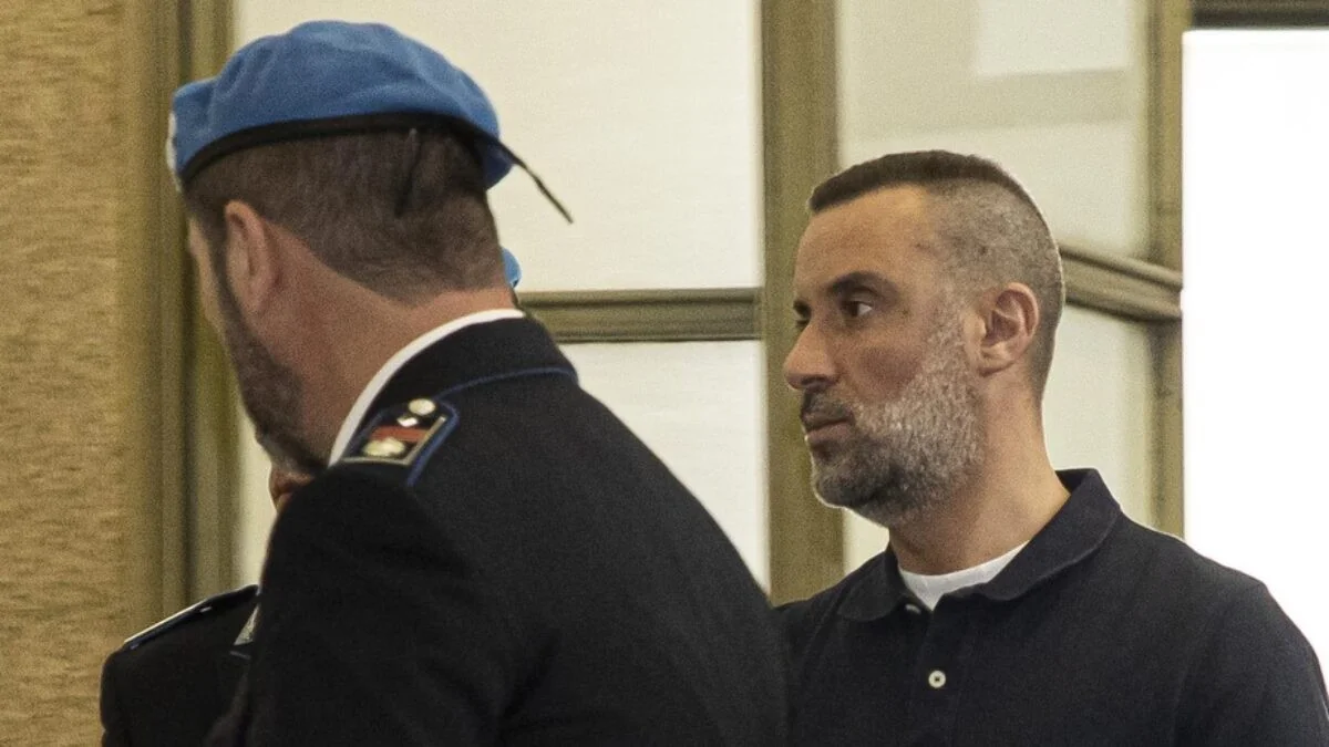 Carmelo Cinturrino é oficialmente destituído da Polícia após acusação de homicídio em Rogoredo