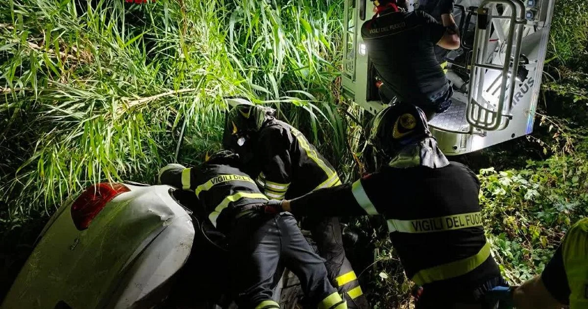 Carro cai em escarpa na via della Cecchignola, 3 jovens ficam feridos em Roma