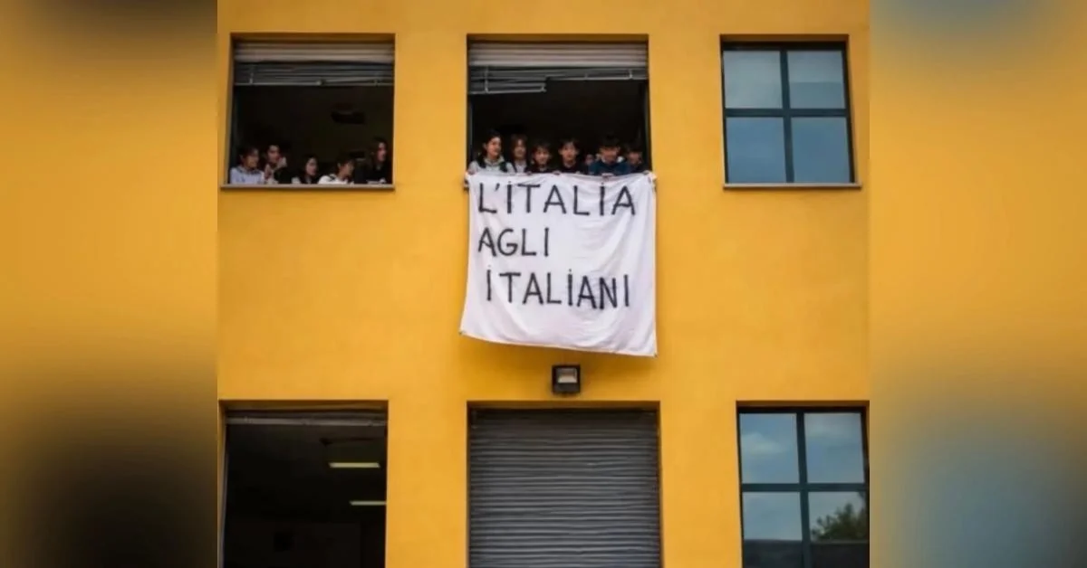 Caos em Cesena por faixa estudantil: a discussão sobre "l'Italia agli italiani" e a soberania popular